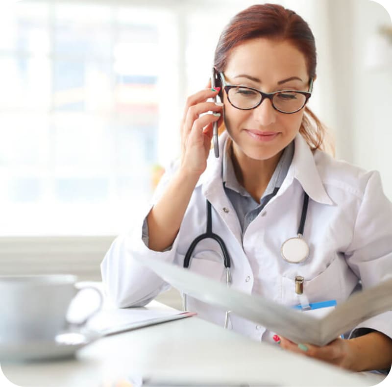 Perito Médico perito medico examinando documentacion